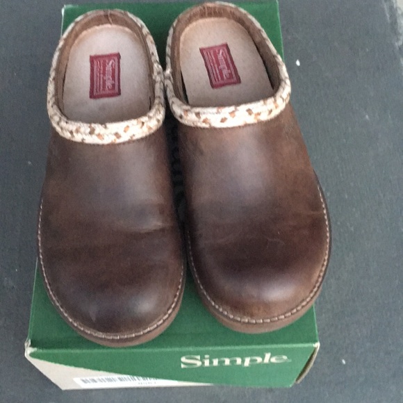 simple brand clogs